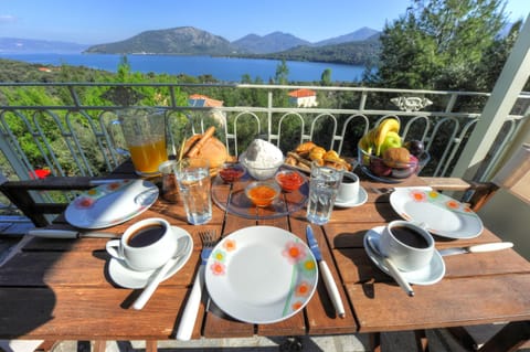 Gera's Olive Grove - Elaionas Lesvou Bed and Breakfast in İzmir Province