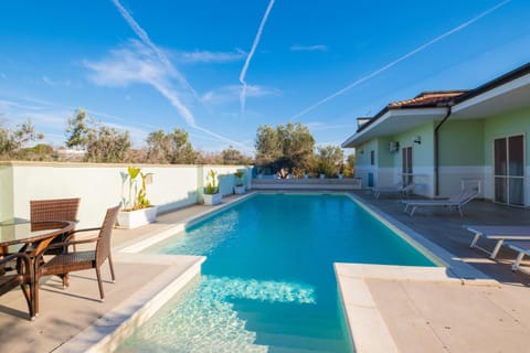 Patio, Day, Pool view, Swimming pool, sunbed