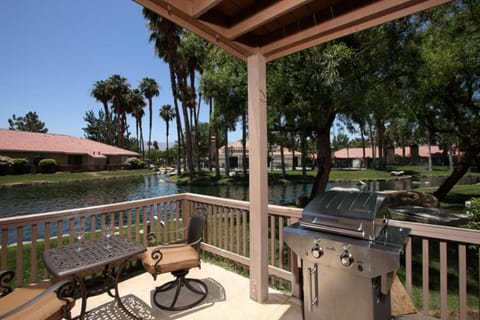 Patio, BBQ facilities, Balcony/Terrace, Seating area, Lake view, Mountain view