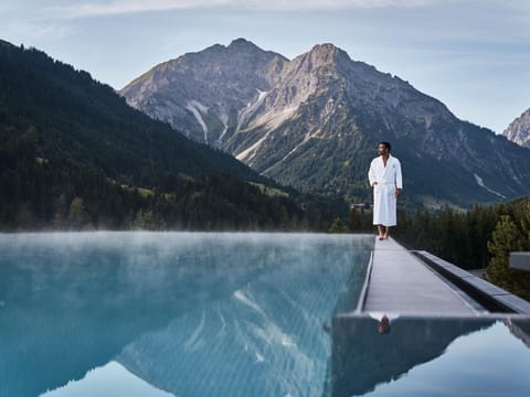 People, Natural landscape, Spa and wellness centre/facilities, Mountain view, Pool view, Swimming pool