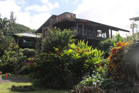 Backpackers Vacation Inn and Plantation Village Inn in Waimea Bay