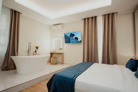 TV and multimedia, Photo of the whole room, Bedroom, Bath