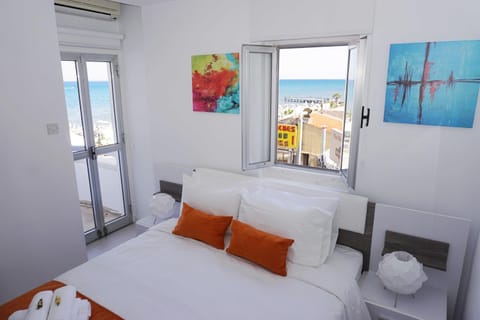 Lazuli Beachfront Apartment 21 Apartamento in Larnaca