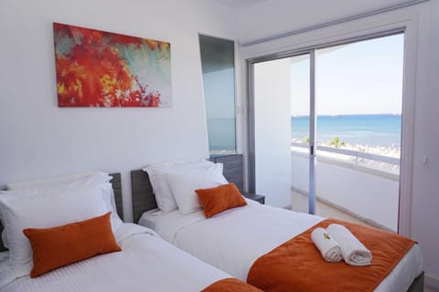 Lazuli Beachfront Apartment 21 Apartamento in Larnaca