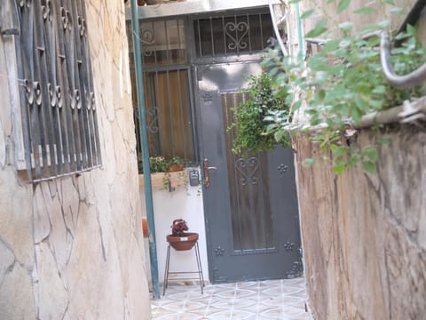Central old stone Jerusalem apartment Condominio in Jerusalem