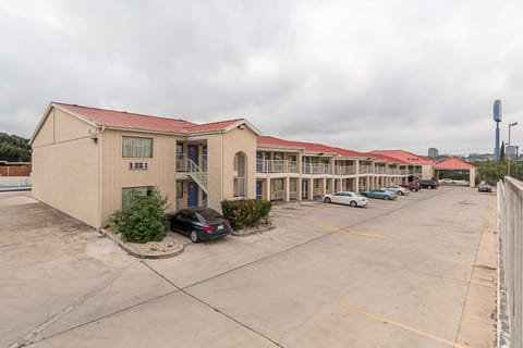 Motel 6-San Antonio, TX - Fiesta Trails Hotel in San Antonio