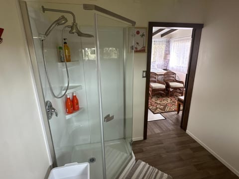 Shower, Bathroom, towels