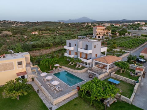 Property building, Day, Natural landscape, Bird's eye view, Mountain view, Pool view, Swimming pool, sunbed