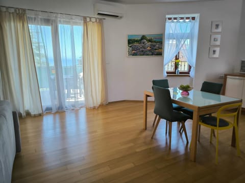 Living room, Decorative detail, Dining area