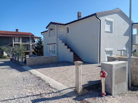 Property building, Facade/entrance, Parking