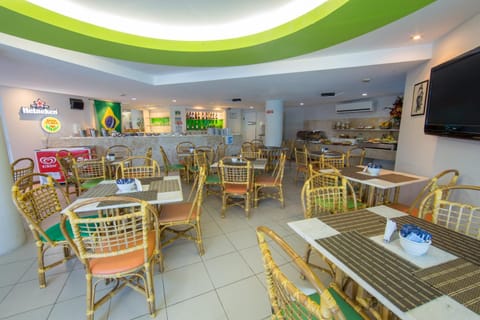 Restaurant/places to eat, Day, Summer, TV and multimedia, Seating area, On site, Buffet breakfast, Lunch, Dinner