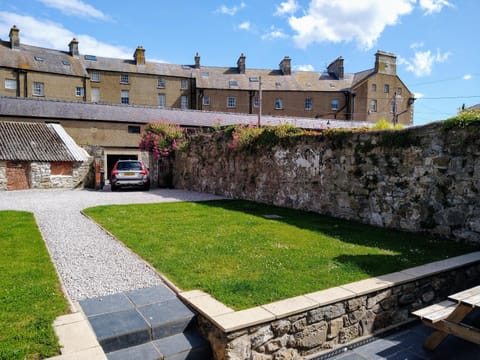 Castle Square Apartments Beaumaris Apartment in Castle Street