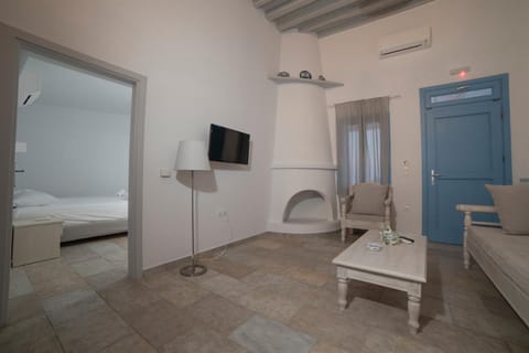 TV and multimedia, Living room, Seating area, Dining area, Bedroom