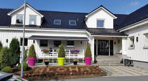 Property building, Day, Garden, Balcony/Terrace