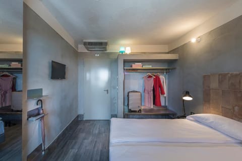 Bed, Photo of the whole room, Decorative detail, Bedroom