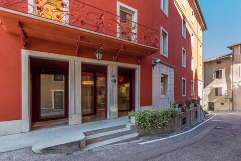 Facade/entrance, Balcony/Terrace, Decorative detail, Street view