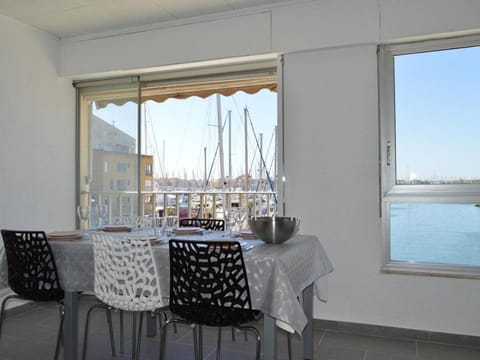 Appartement T2 6 pers, Cap d'Agde, parking privé, 800m plage - FR-1-249-190 Apartment in Agde