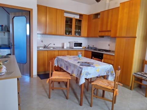 Kitchen or kitchenette, Dining area, Communal kitchen