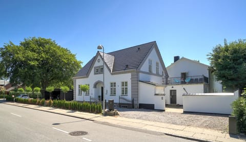 Property building, Facade/entrance, Summer