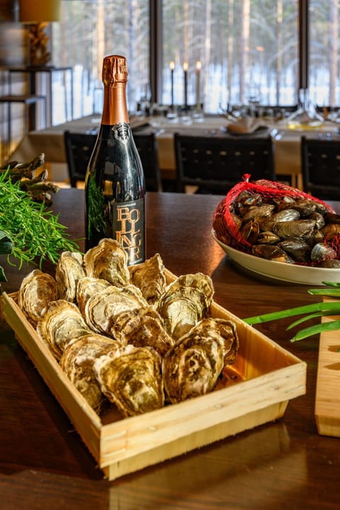 Food and drinks, Dining area, Food, Lunch, Dinner, Alcoholic drinks