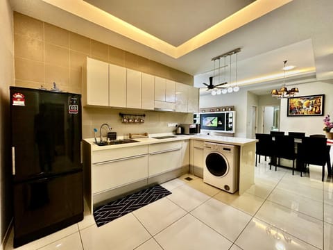 Kitchen or kitchenette, minibar, stove, washing machine, dryer