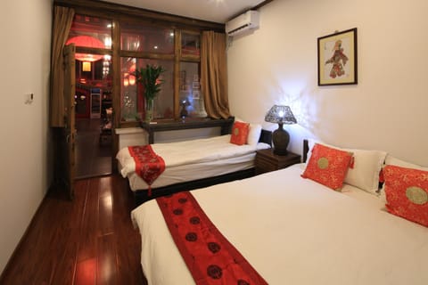 Photo of the whole room, Decorative detail