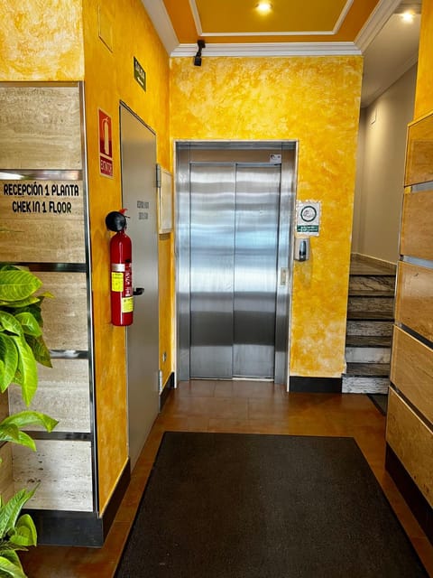 Lobby or reception, elevator