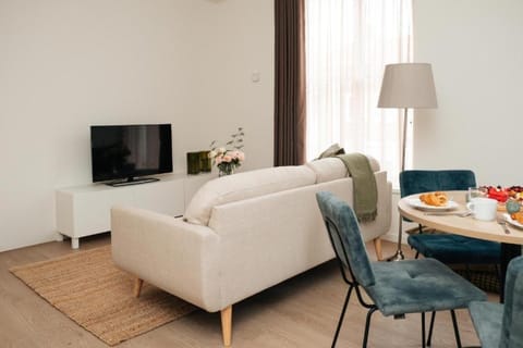 TV and multimedia, Living room, Food and drinks, Dining area