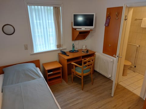 Bed, TV and multimedia, Photo of the whole room, Seating area, Bedroom