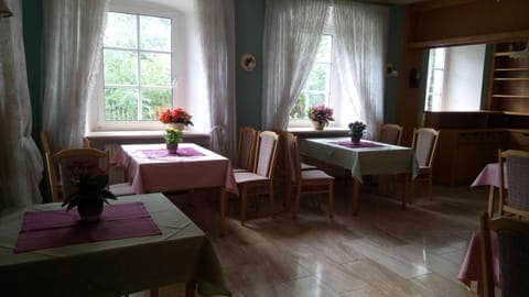 Restaurant/places to eat, Dining area