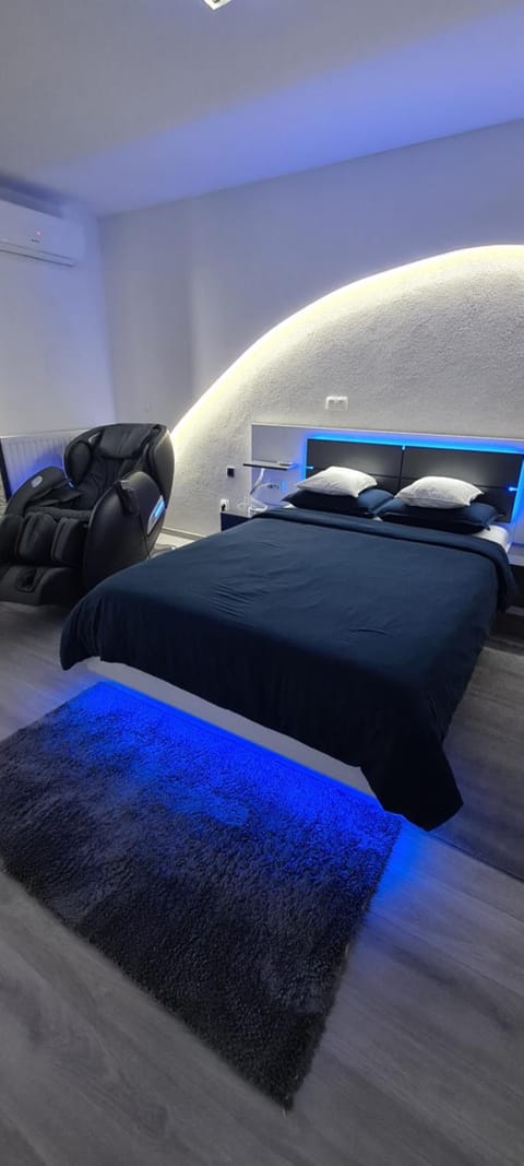 Studio-Apartment VAL - Luxury massage chair - Private SPA- Jacuzzi, Infrared Sauna, , Parking with video surveillance, Entry with PIN 0 - 24h, FREE CANCELLATION UNTIL 2 PM ON THE LAST DAY OF CHECK IN Eigentumswohnung in Slavonski Brod