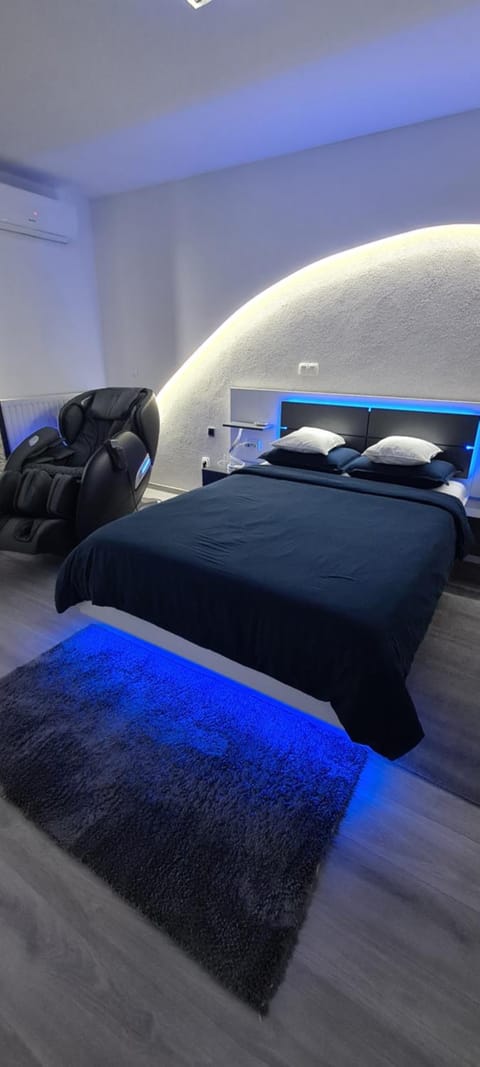 Studio-Apartment VAL - Luxury massage chair - Private SPA- Jacuzzi, Infrared Sauna, , Parking with video surveillance, Entry with PIN 0 - 24h, FREE CANCELLATION UNTIL 2 PM ON THE LAST DAY OF CHECK IN Apartamento in Slavonski Brod