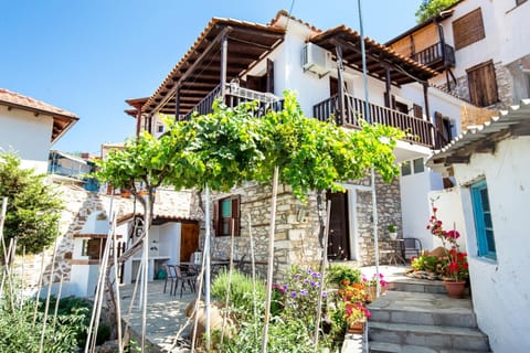 Property building, Day, Garden, Balcony/Terrace, Garden view