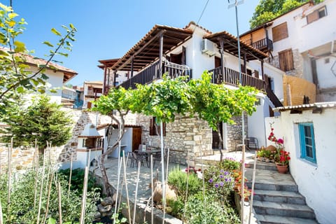 Property building, Day, Neighbourhood, Garden, Balcony/Terrace, Garden view