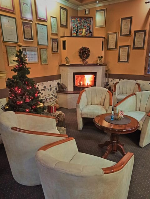 Winter, Lounge or bar, Seating area, Seasons