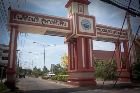 Facade/entrance, Day, Neighbourhood