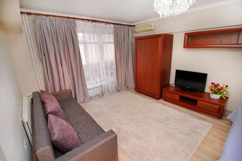 Communal lounge/ TV room, Bed, TV and multimedia, Living room, Photo of the whole room, Seating area, Bedroom, wardrobe