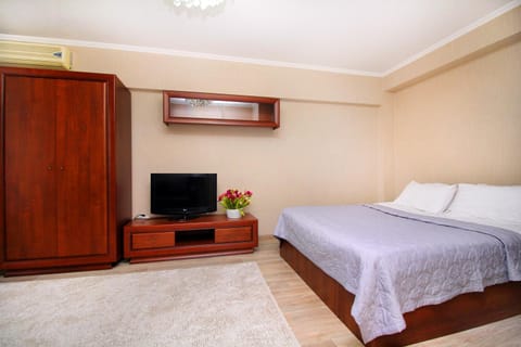 Communal lounge/ TV room, Bed, TV and multimedia, Photo of the whole room, Bedroom, wardrobe, air conditioner