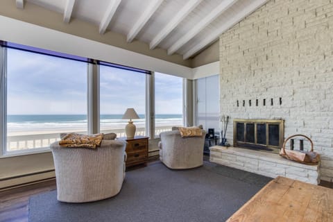 Spindrift Oceanfront Home - The Helm House in Oregon