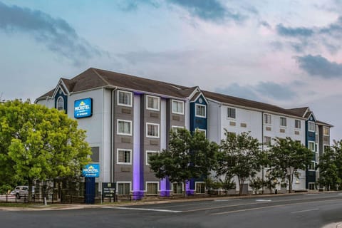 Microtel Inn & Suites by Wyndham Austin Airport Hotel in Montopolis
