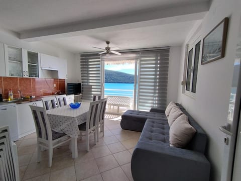 Kitchen or kitchenette, Living room, Seating area, Dining area, Sea view, fireplace, pet friendly