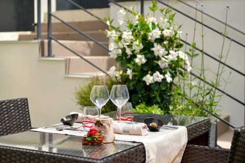 Patio, Restaurant/places to eat, Food and drinks