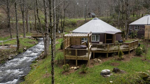 stayNantahala - Smoky Mountain Cabins and Luxury Yurts Campingplatz /
Wohnmobil-Resort in Nantahala Lake
