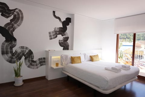 Bed, Balcony/Terrace, Photo of the whole room, Bedroom, Mountain view