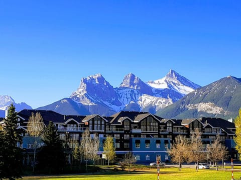 Sunset Mountain Inn Hotel in Canmore