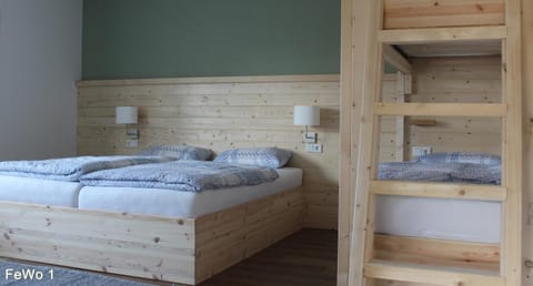 Bedroom, bunk bed