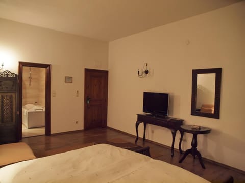 Communal lounge/ TV room, Photo of the whole room, Bedroom, Bath