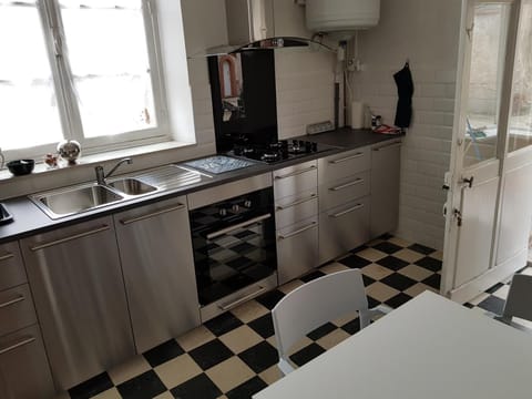 Kitchen or kitchenette, pet friendly, stove