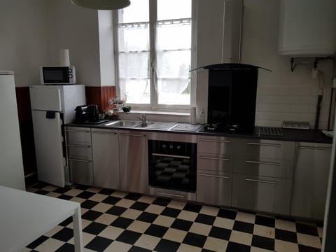 Kitchen or kitchenette, minibar, pet friendly, stove