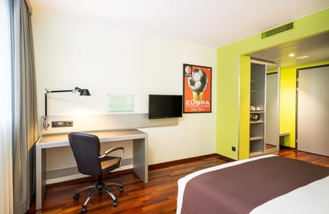 Bed, TV and multimedia, Photo of the whole room, Bedroom